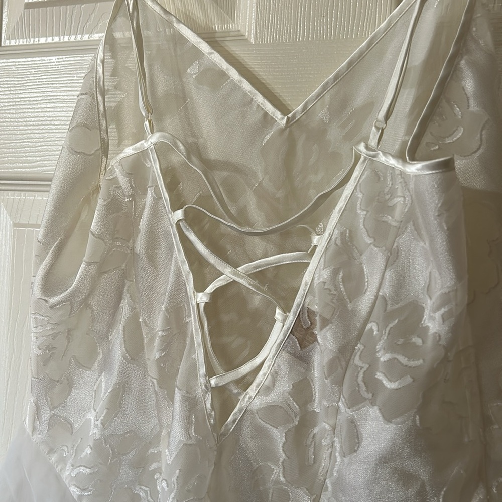 Victoria’s Secret Elegant White Floral Lace Teddy - Picture 7 of 8